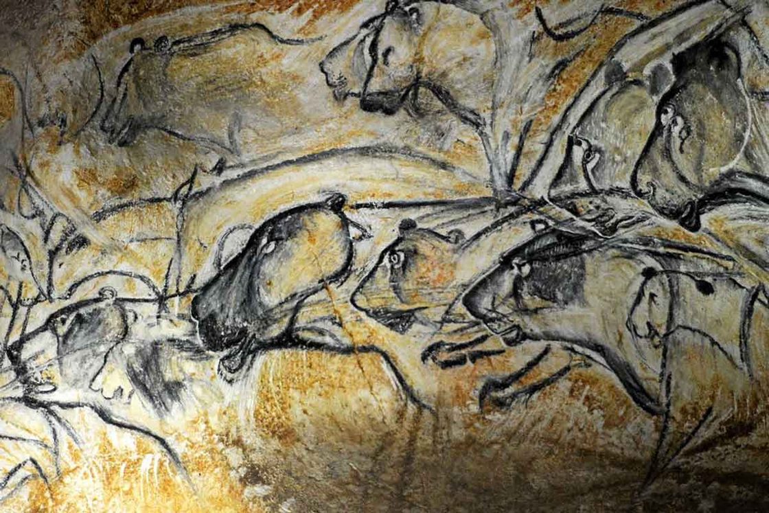 Lions dessinés au charbon sur la paroi de la grotte Chauvet